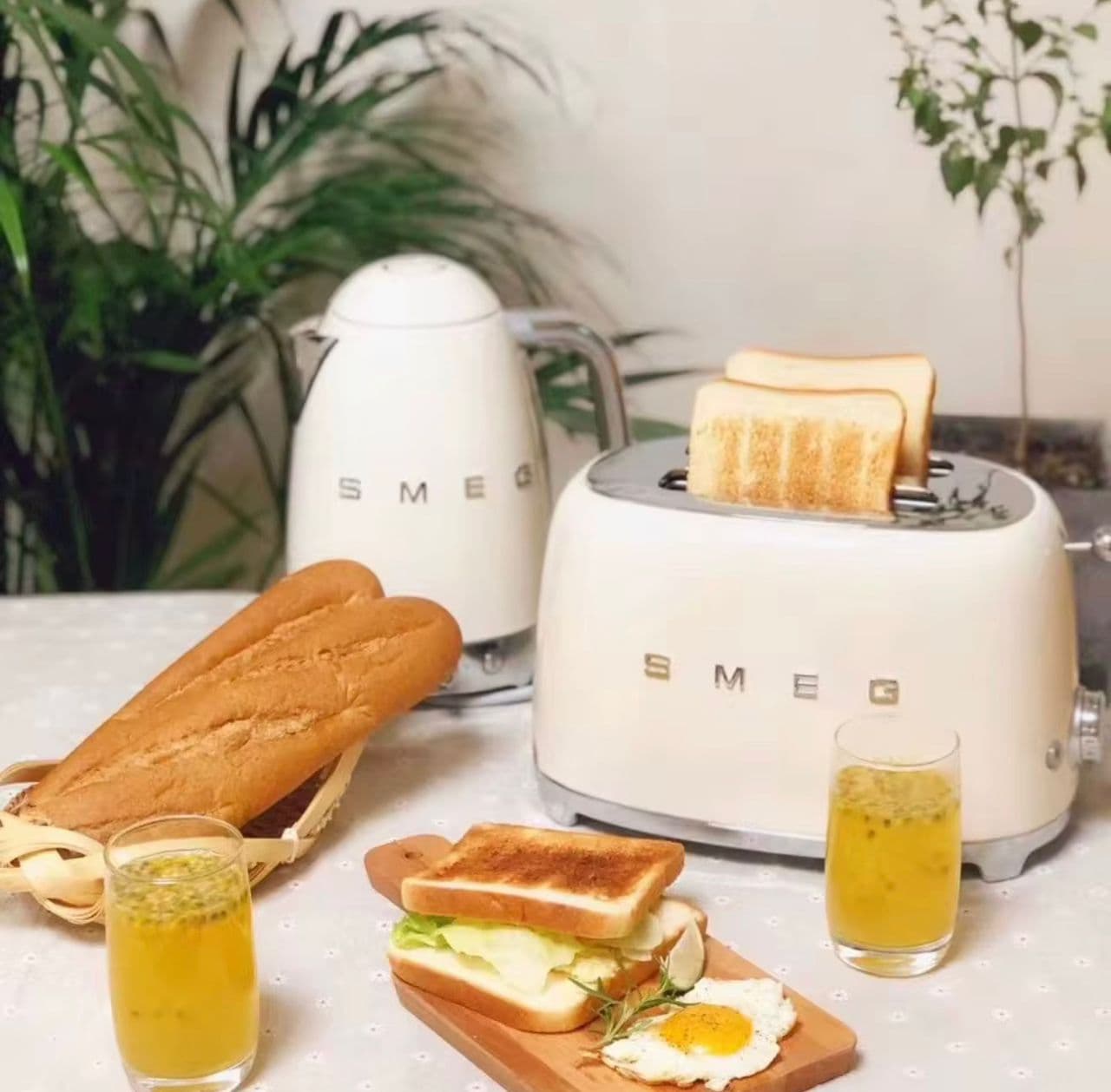 SMEG KETTLE AND TOASTER SET